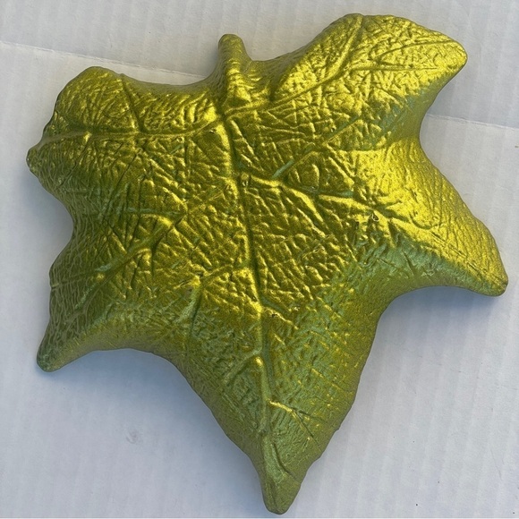 VINTAGE art glass green iridescent candy, nut, snack dish leaf shaped tray - Picture 10 of 10